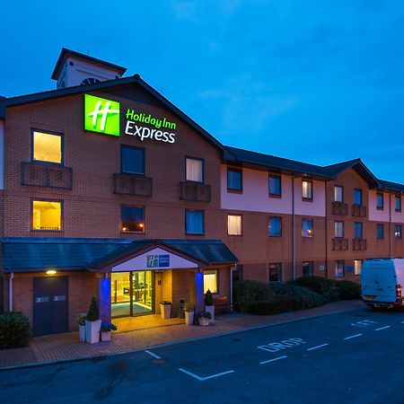 Holiday Inn Express Swansea East By Ihg Bagian luar foto