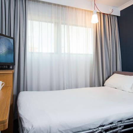 Holiday Inn Express Swansea East By Ihg Bagian luar foto