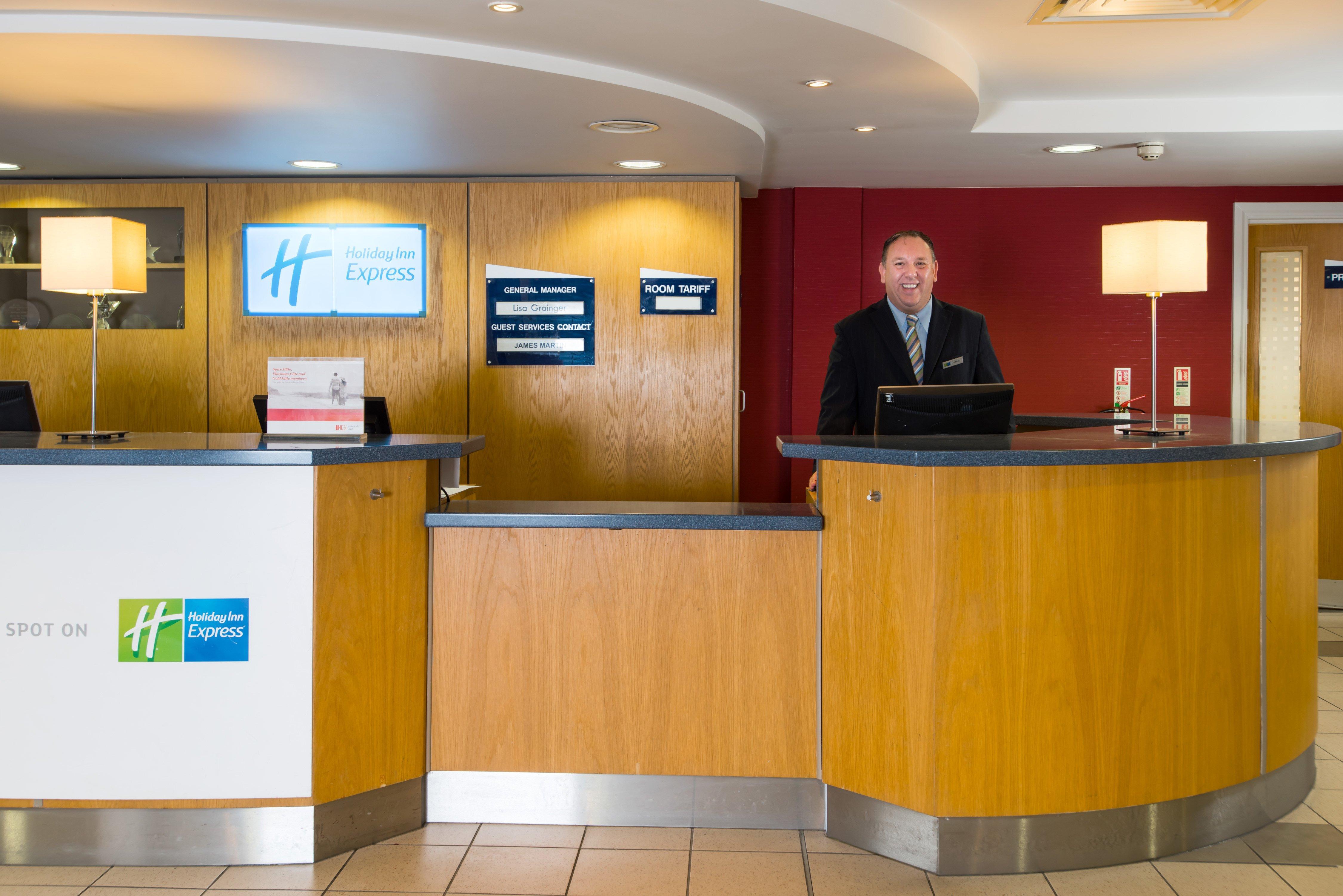 Holiday Inn Express Swansea East By Ihg Bagian luar foto