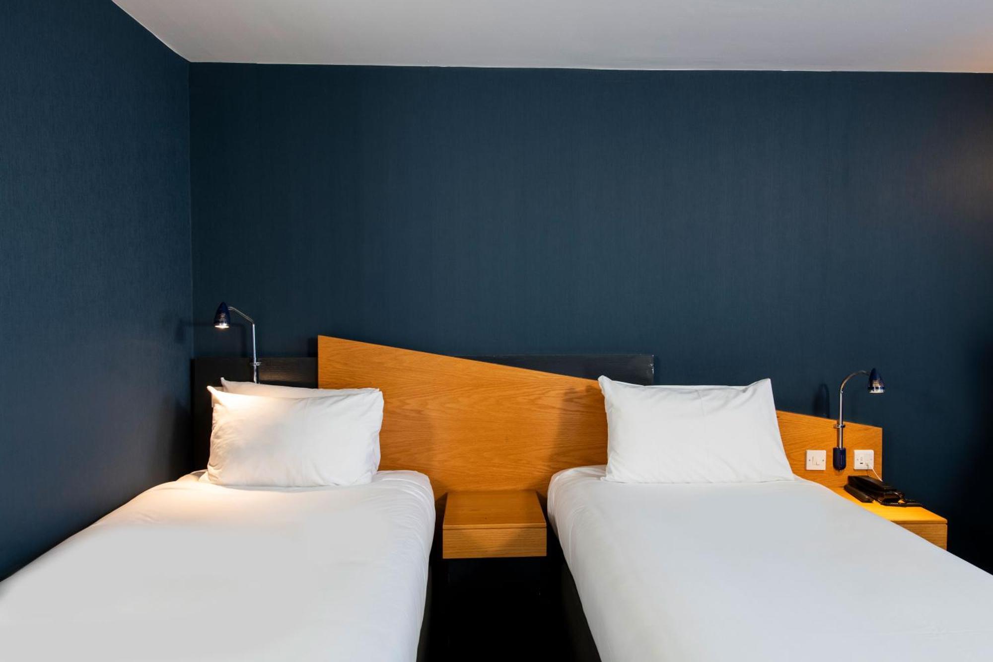 Holiday Inn Express Swansea East By Ihg Bagian luar foto