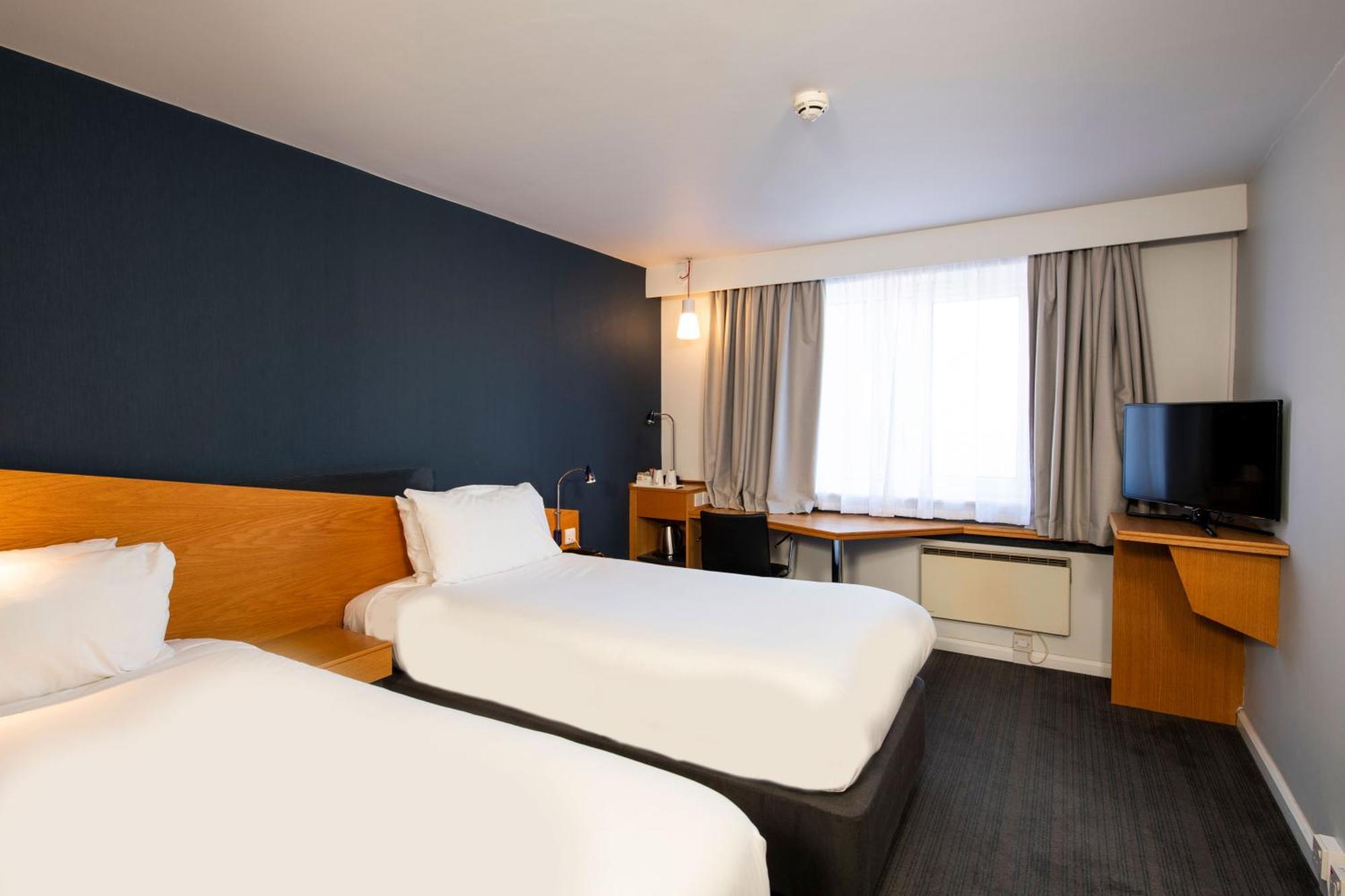 Holiday Inn Express Swansea East By Ihg Bagian luar foto