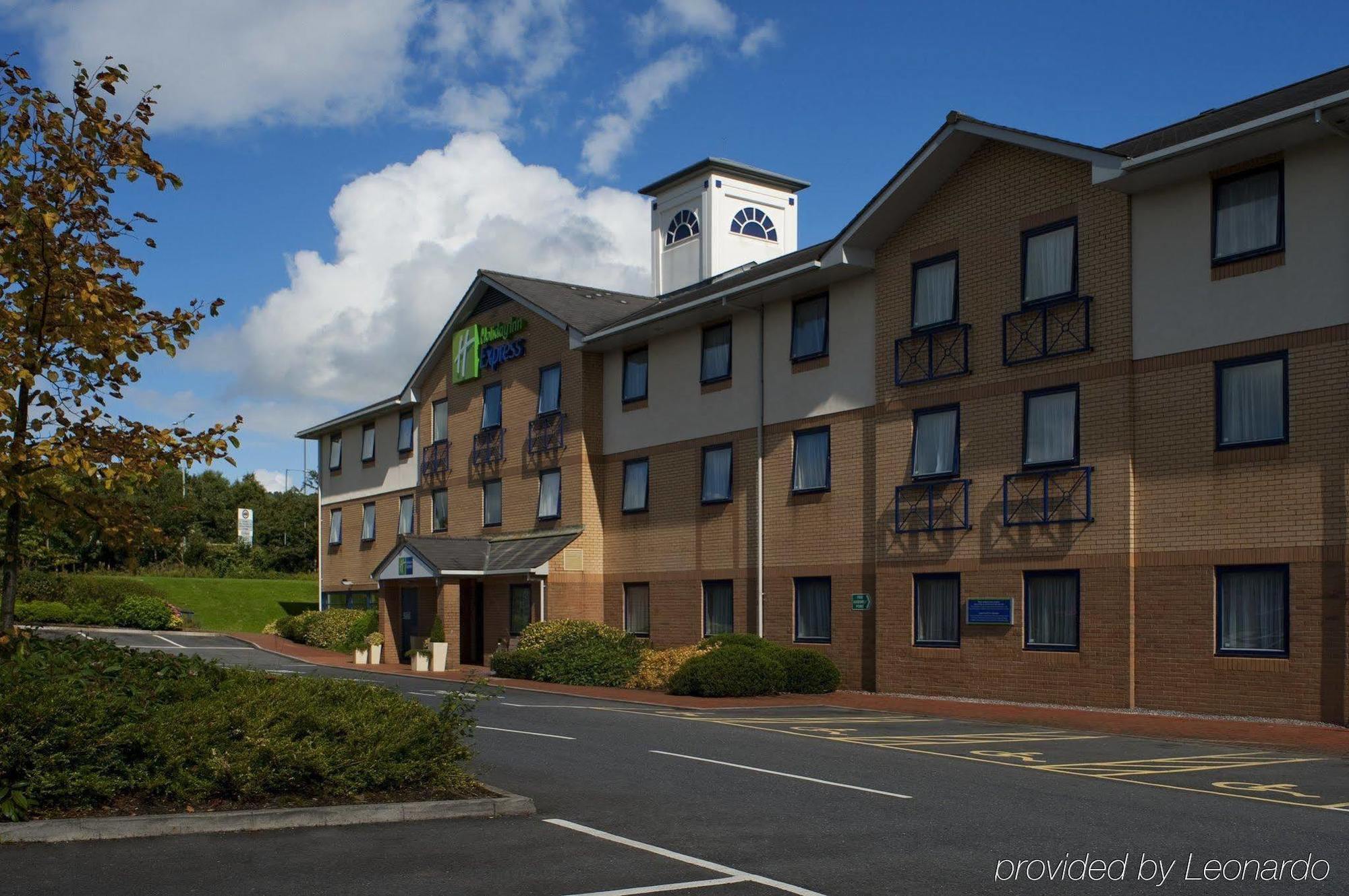 Holiday Inn Express Swansea East By Ihg Bagian luar foto